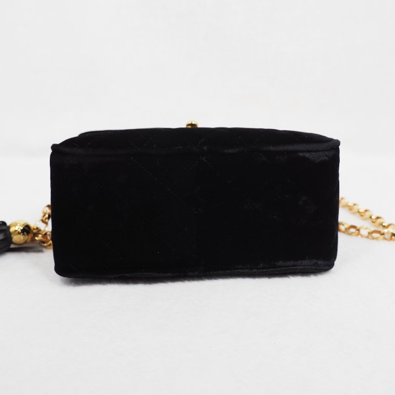 CHANEL 黑色金扣絲絨面相機包-6