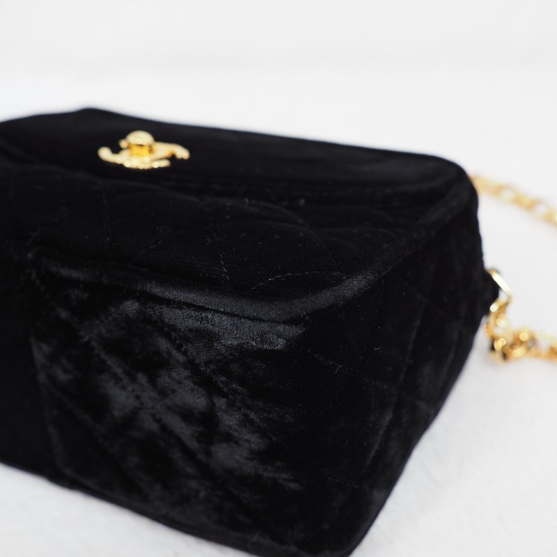 CHANEL 黑色金扣絲絨面相機包-8
