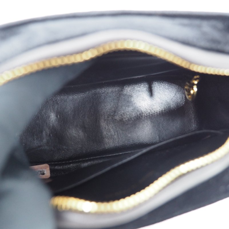 CHANEL 黑色金扣絲絨面相機包-12