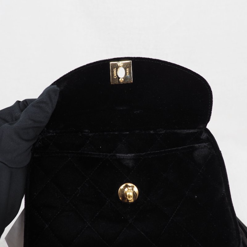 CHANEL 黑色金扣絲絨面相機包-13