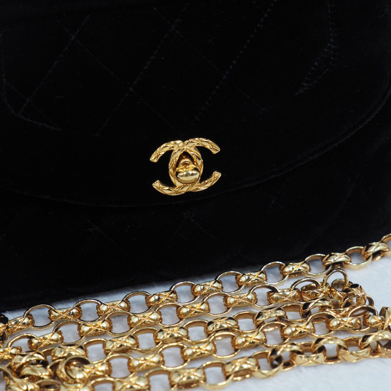 CHANEL 黑色金扣絲絨面相機包-14