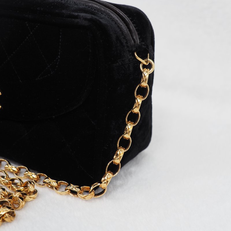 CHANEL 黑色金扣絲絨面相機包-16