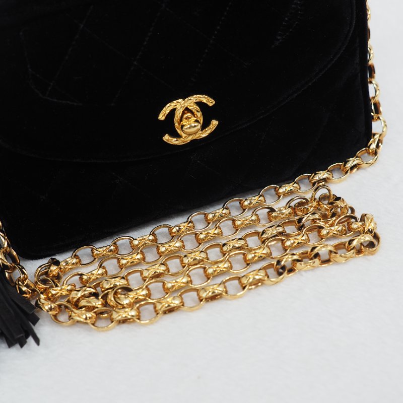 CHANEL 黑色金扣絲絨面相機包-17
