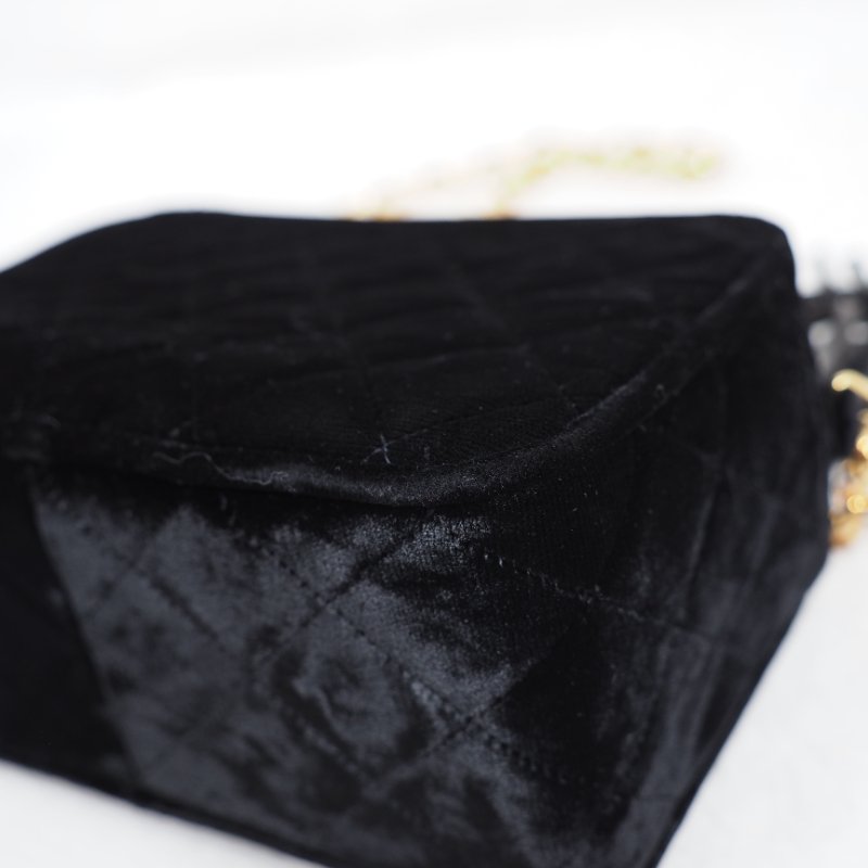 CHANEL 黑色金扣絲絨面相機包-19