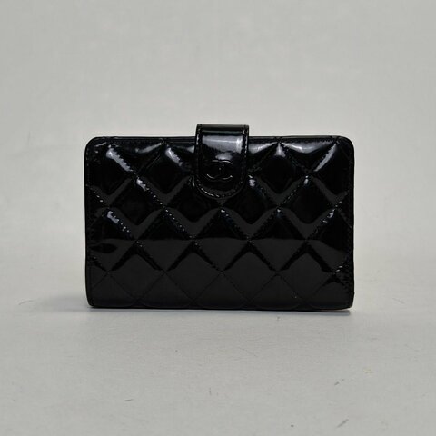 CHANEL 黑色漆皮16開黑扣短款錢夾肩背包