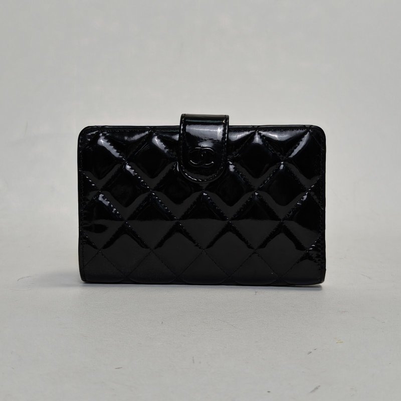CHANEL 黑色漆皮16開黑扣短款錢夾肩背包-0