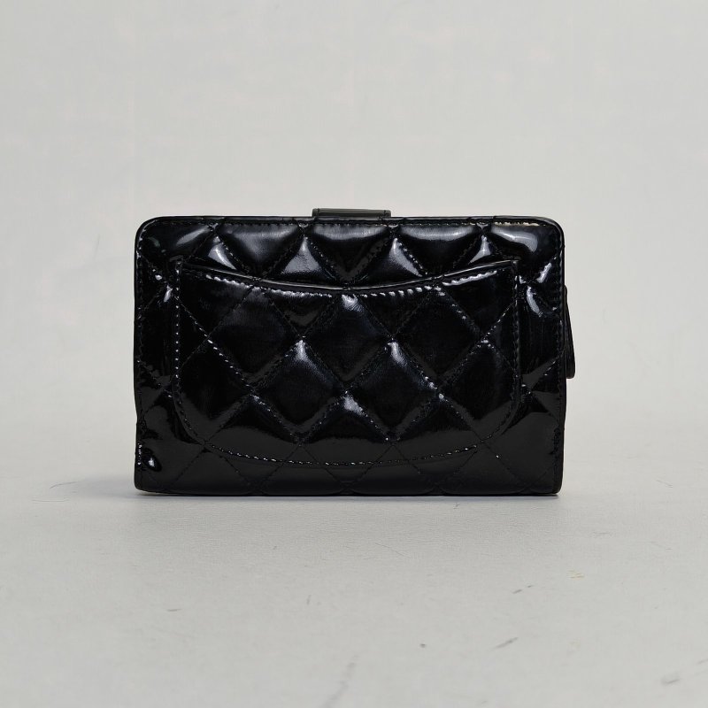 CHANEL 黑色漆皮16開黑扣短款錢夾肩背包-2