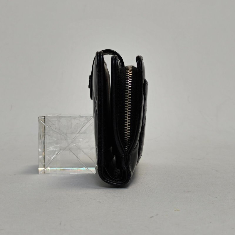 CHANEL 黑色漆皮16開黑扣短款錢夾肩背包-3