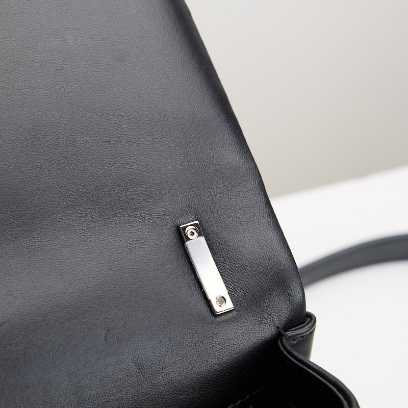 二手Burberry Lola 小號鍊包/黑銀-16