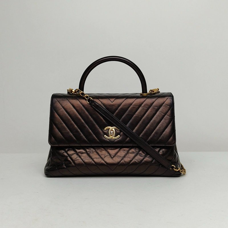 CHANEL 黑色牛皮24開金扣V紋CocoHandle中號29肩背包-0