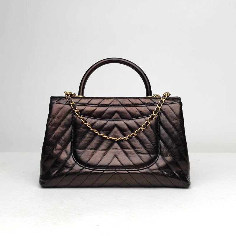 CHANEL 黑色牛皮24開金扣V紋CocoHandle中號29肩背包-2