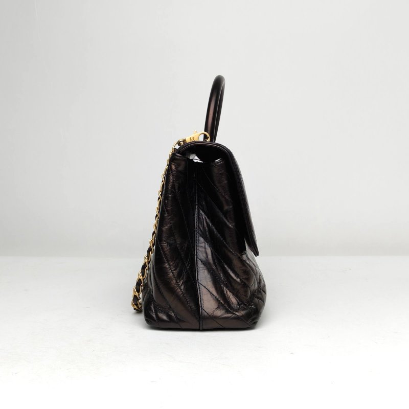 CHANEL 黑色牛皮24開金扣V紋CocoHandle中號29肩背包-3