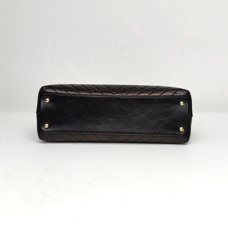 CHANEL 黑色牛皮24開金扣V紋CocoHandle中號29肩背包-4