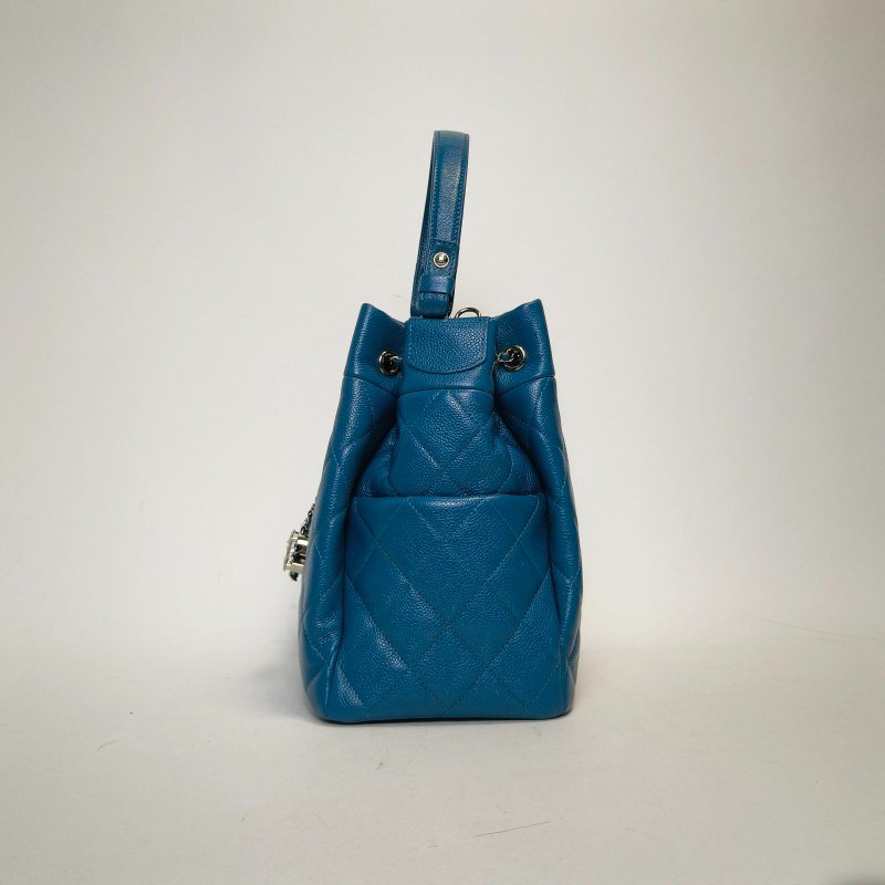 CHANEL 16B兩側口袋抽繩手柄水桶包藍色荔枝牛皮28開銀扣肩背包-1