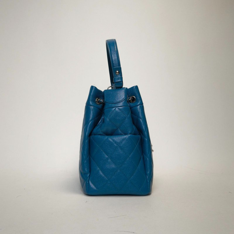 CHANEL 16B兩側口袋抽繩手柄水桶包藍色荔枝牛皮28開銀扣肩背包-3