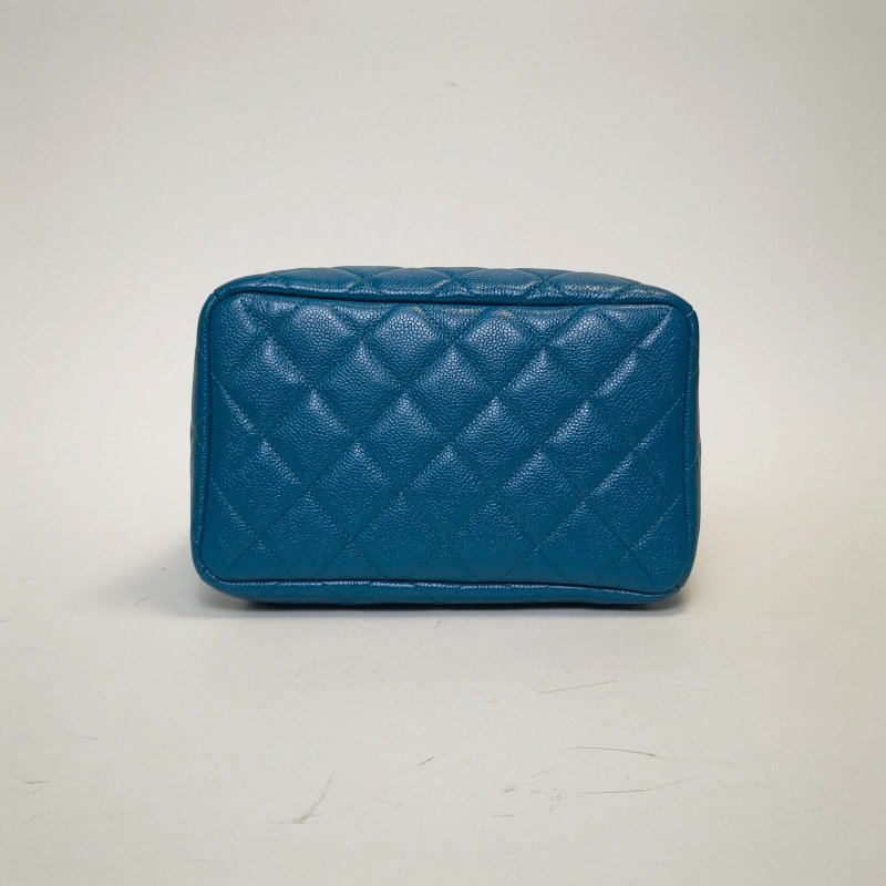 CHANEL 16B兩側口袋抽繩手柄水桶包藍色荔枝牛皮28開銀扣肩背包-4