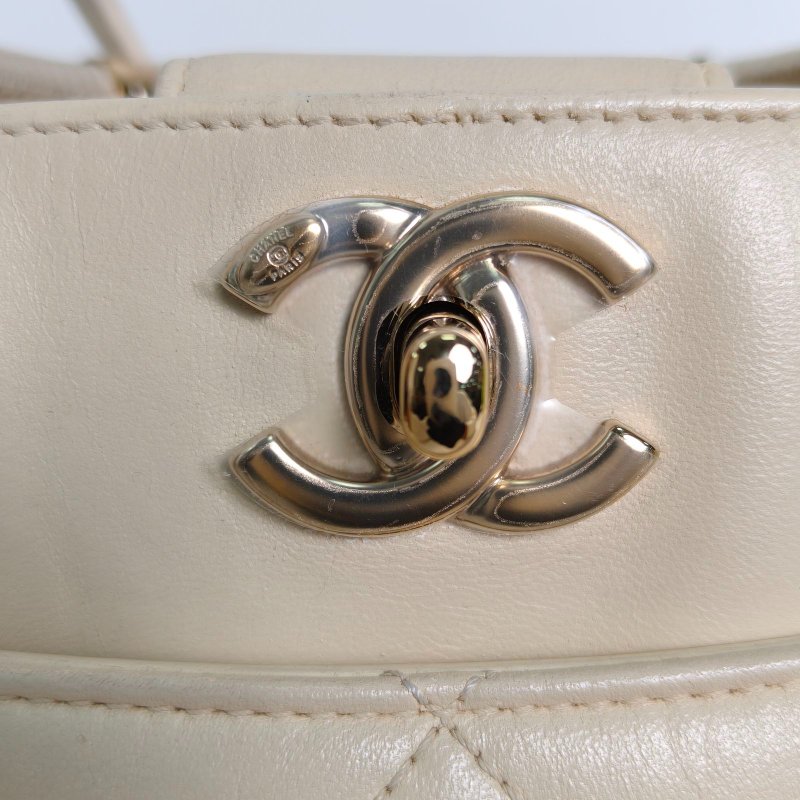 CHANEL 米色羊皮23開金扣金屬手柄菱格紋托特包單肩包肩背包-4