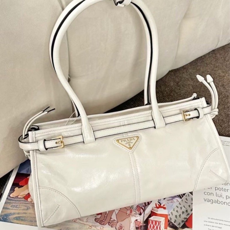 全🆕PRADA Bonnie soft lux 系列 琺瑯金屬三角形徽標長手柄皮革 單肩袋手袋 中號 白色-0