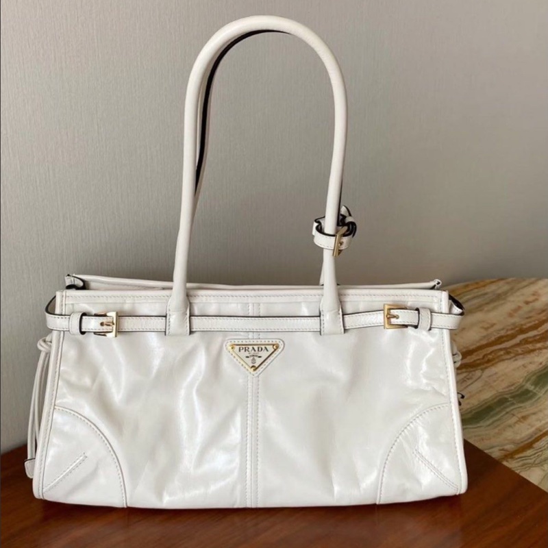 全🆕PRADA Bonnie soft lux 系列 琺瑯金屬三角形徽標長手柄皮革 單肩袋手袋 中號 白色-2