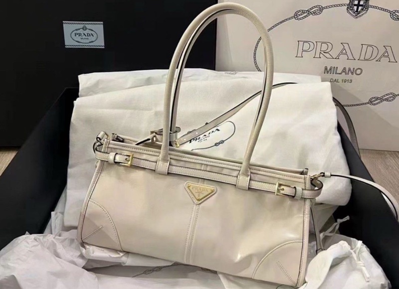全🆕PRADA Bonnie soft lux 系列 琺瑯金屬三角形徽標長手柄皮革 單肩袋手袋 中號 白色-3