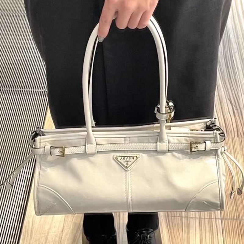 全🆕PRADA Bonnie soft lux 系列 琺瑯金屬三角形徽標長手柄皮革 單肩袋手袋 中號 白色-5