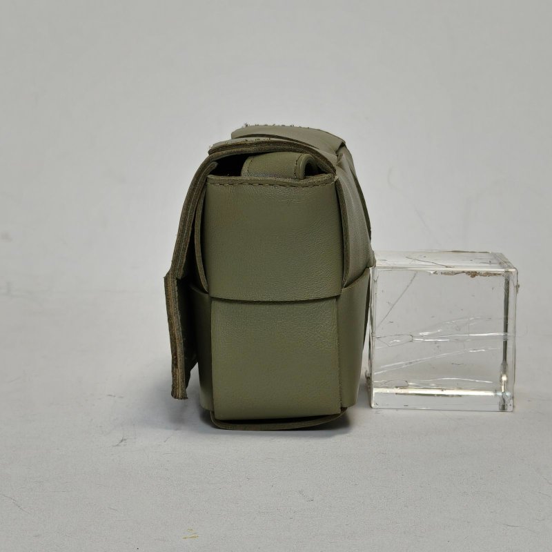 BOTTEGA VENETA CassetteMini12淺綠色羊皮肩背包-1