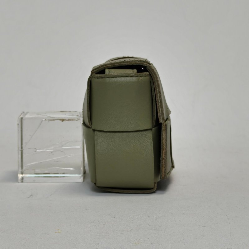 BOTTEGA VENETA CassetteMini12淺綠色羊皮肩背包-3