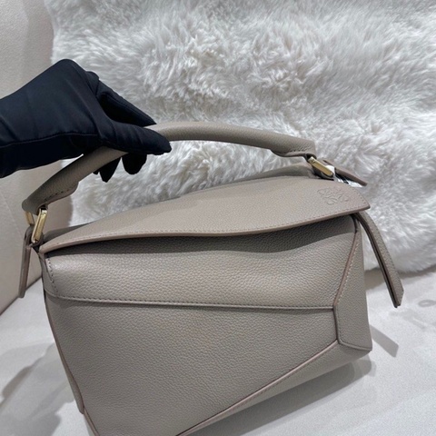 全🆕LOEWE Puzzle Edge 柔軟粒面牛皮革單肩斜挎 手提包 小號 女款 沙色