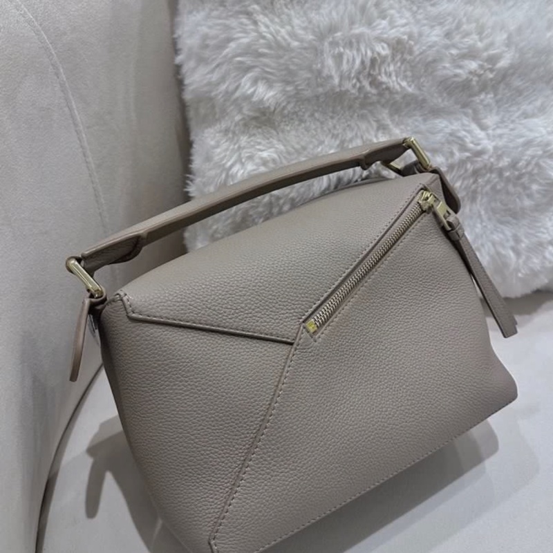 全🆕LOEWE Puzzle Edge 柔軟粒面牛皮革單肩斜挎 手提包 小號 女款 沙色-1