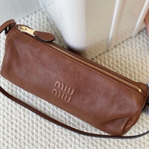 全🆕MIU MIU壓紋字母徽標拉鍊開合納帕皮革斜挎單肩包橡木棕