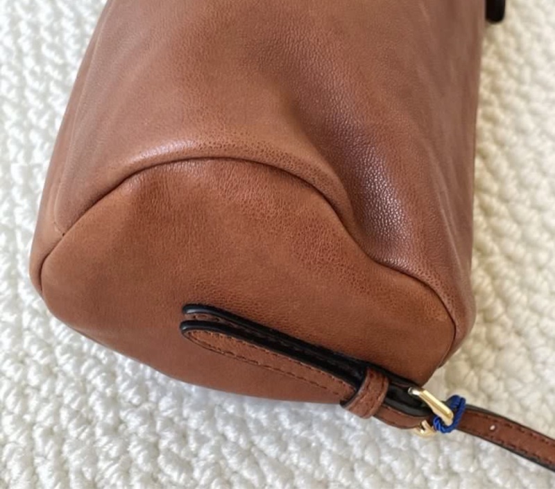 全🆕MIU MIU壓紋字母徽標拉鍊開合納帕皮革斜挎單肩包橡木棕-1