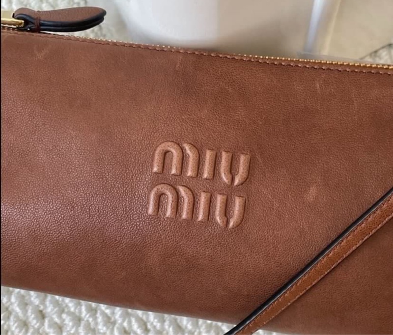 全🆕MIU MIU壓紋字母徽標拉鍊開合納帕皮革斜挎單肩包橡木棕-2
