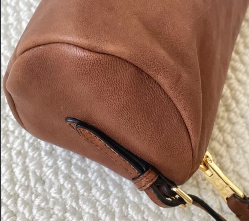 全🆕MIU MIU壓紋字母徽標拉鍊開合納帕皮革斜挎單肩包橡木棕-3