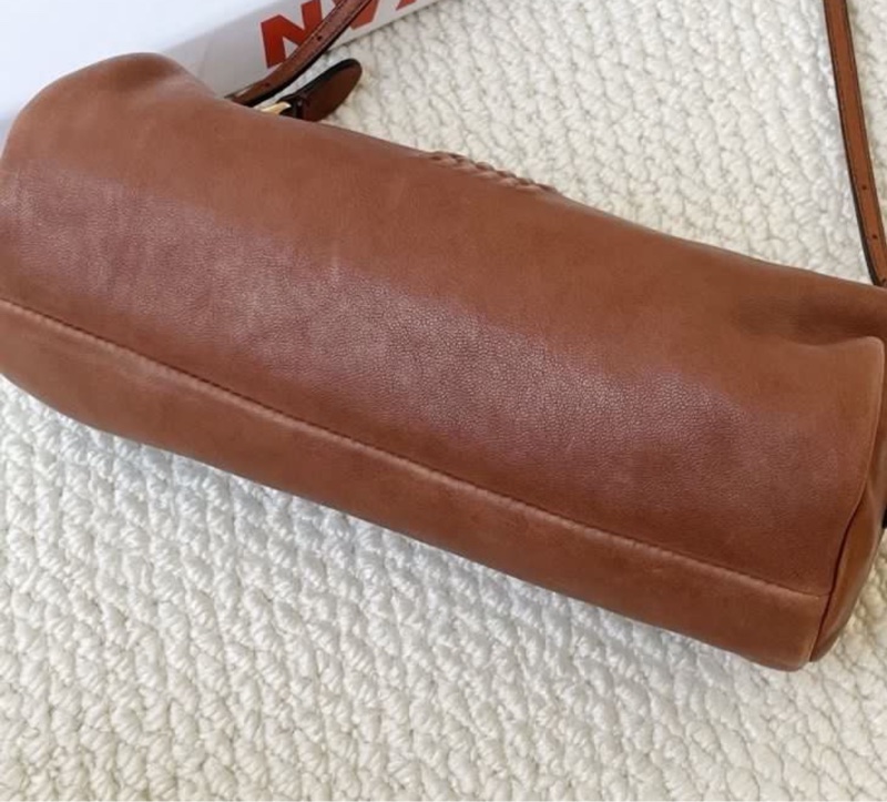 全🆕MIU MIU壓紋字母徽標拉鍊開合納帕皮革斜挎單肩包橡木棕-5