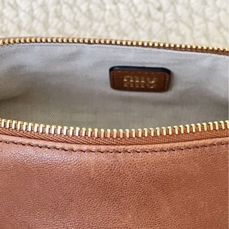 全🆕MIU MIU壓紋字母徽標拉鍊開合納帕皮革斜挎單肩包橡木棕-6