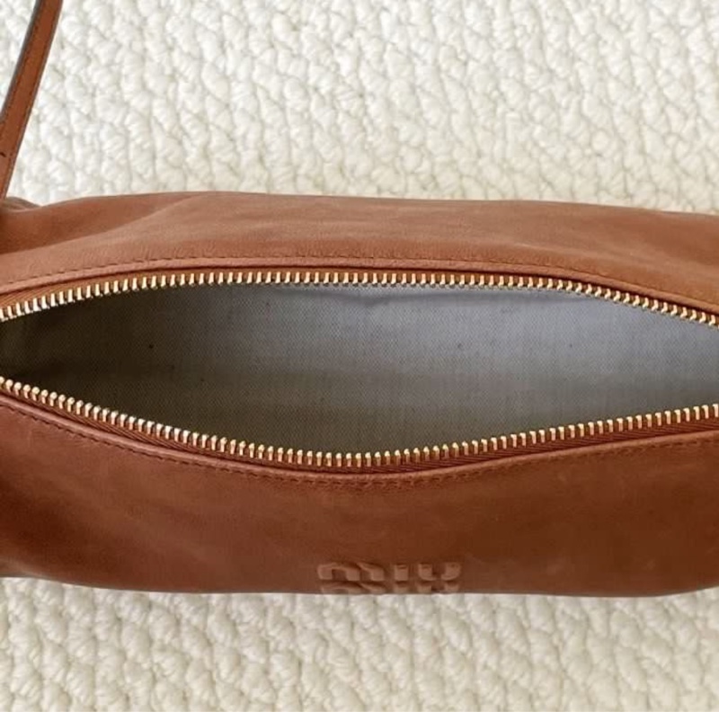 全🆕MIU MIU壓紋字母徽標拉鍊開合納帕皮革斜挎單肩包橡木棕-7