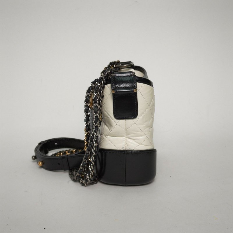CHANEL GABRIELLE流浪小號20白色牛皮26開金銀扣黑底肩背包-1