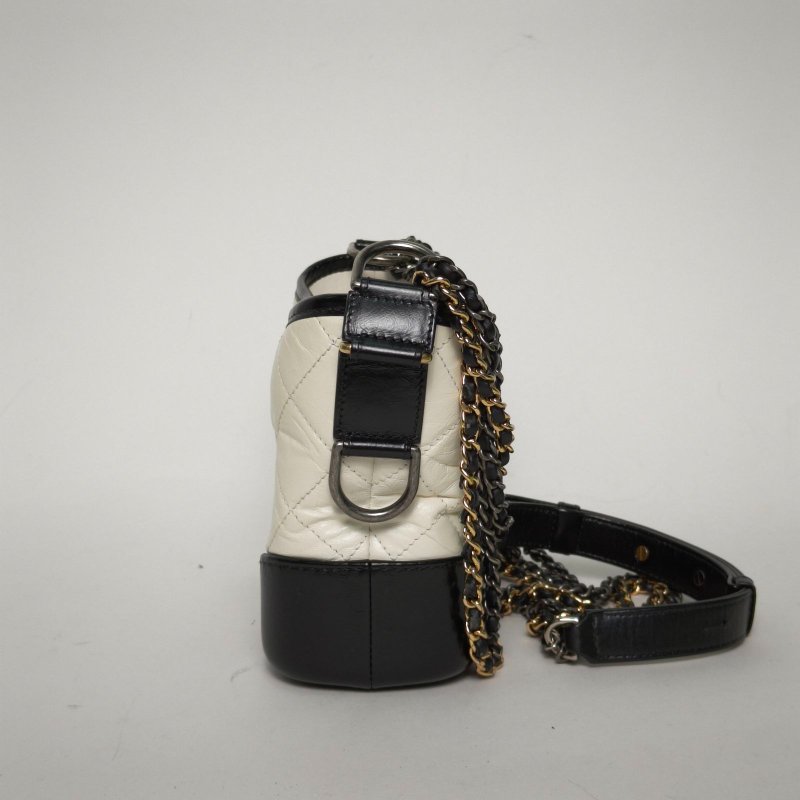 CHANEL GABRIELLE流浪小號20白色牛皮26開金銀扣黑底肩背包-3