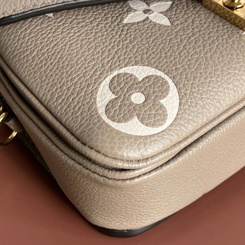 ::LOUIS VUITTON:: LV M23081 Pochette Métis East West 斑鳩灰 手提包 肩背包 法棍 腋下包-7