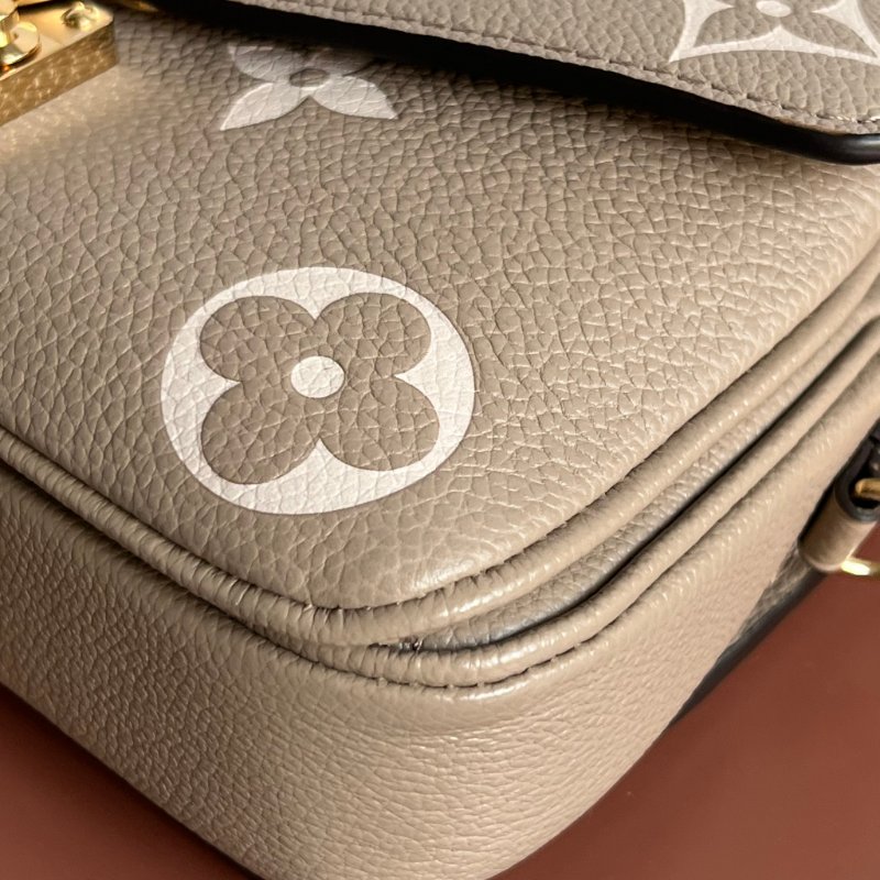 ::LOUIS VUITTON:: LV M23081 Pochette Métis East West 斑鳩灰 手提包 肩背包 法棍 腋下包-8