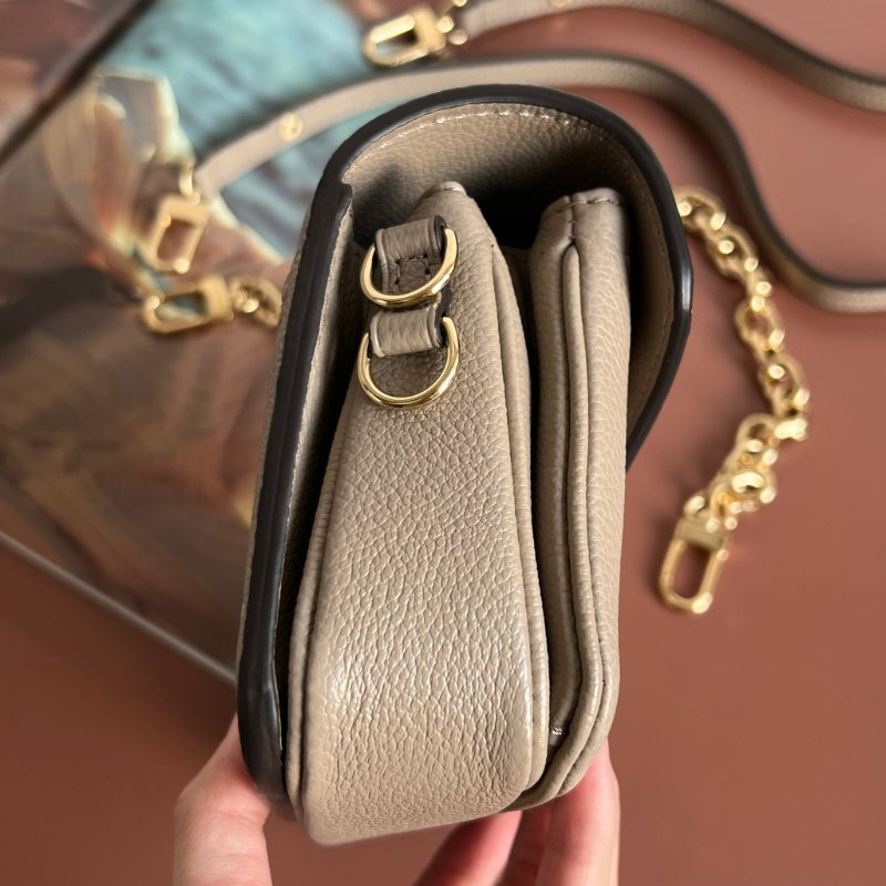 ::LOUIS VUITTON:: LV M23081 Pochette Métis East West 斑鳩灰 手提包 肩背包 法棍 腋下包-11