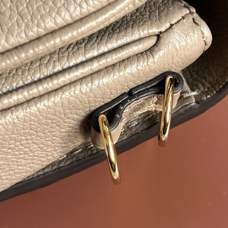 ::LOUIS VUITTON:: LV M23081 Pochette Métis East West 斑鳩灰 手提包 肩背包 法棍 腋下包-17