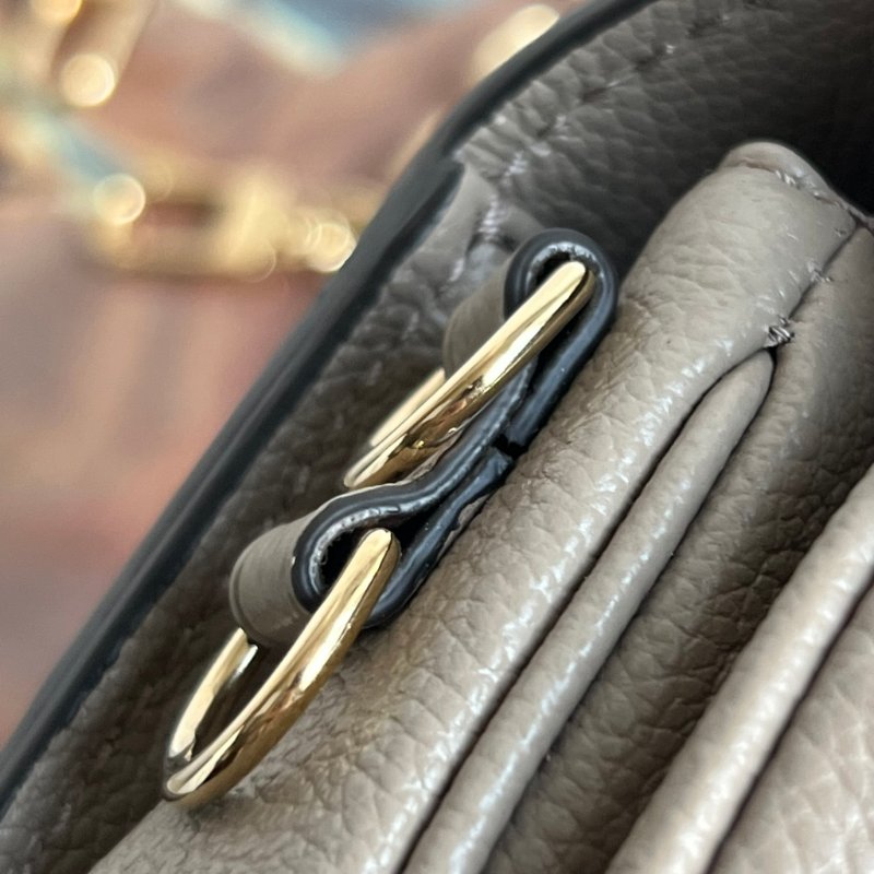 ::LOUIS VUITTON:: LV M23081 Pochette Métis East West 斑鳩灰 手提包 肩背包 法棍 腋下包-18