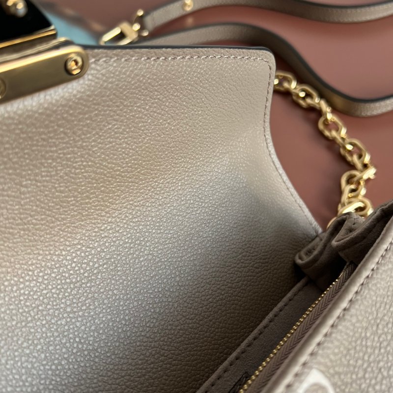 ::LOUIS VUITTON:: LV M23081 Pochette Métis East West 斑鳩灰 手提包 肩背包 法棍 腋下包-23