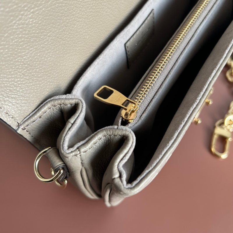 ::LOUIS VUITTON:: LV M23081 Pochette Métis East West 斑鳩灰 手提包 肩背包 法棍 腋下包-27