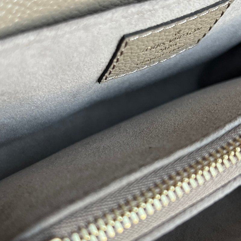 ::LOUIS VUITTON:: LV M23081 Pochette Métis East West 斑鳩灰 手提包 肩背包 法棍 腋下包-29