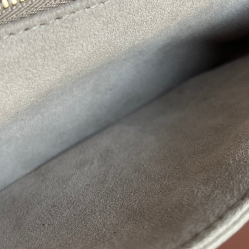 ::LOUIS VUITTON:: LV M23081 Pochette Métis East West 斑鳩灰 手提包 肩背包 法棍 腋下包-30