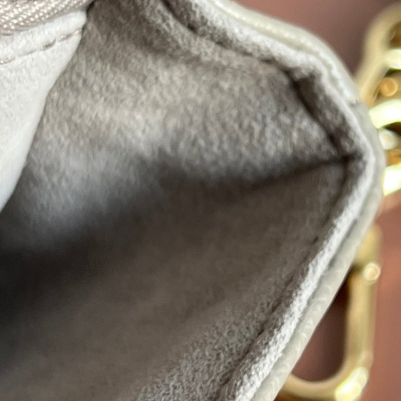 ::LOUIS VUITTON:: LV M23081 Pochette Métis East West 斑鳩灰 手提包 肩背包 法棍 腋下包-32