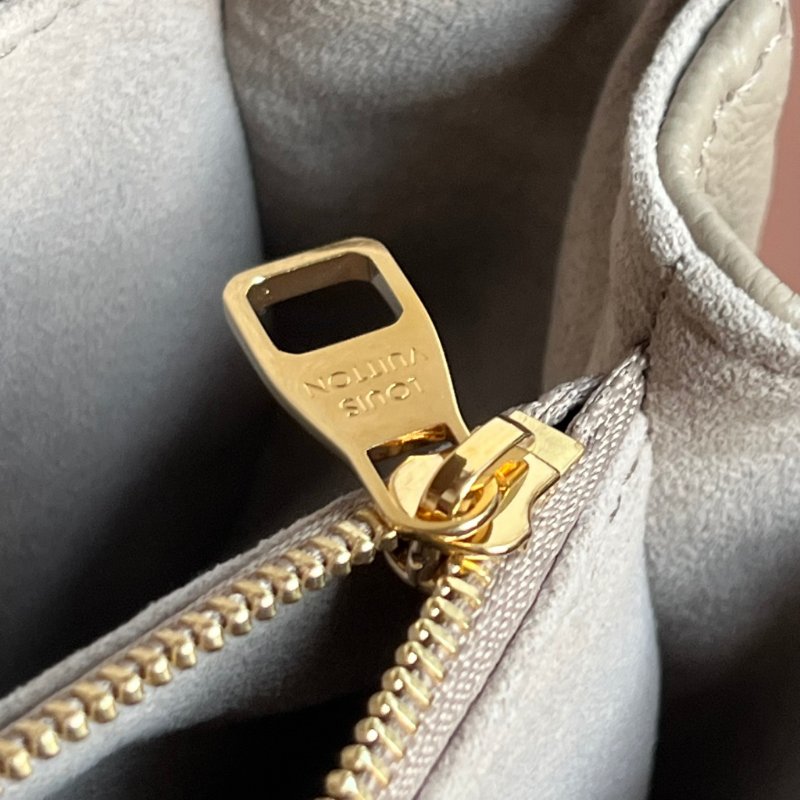 ::LOUIS VUITTON:: LV M23081 Pochette Métis East West 斑鳩灰 手提包 肩背包 法棍 腋下包-34