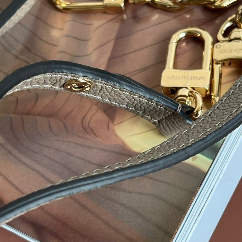 ::LOUIS VUITTON:: LV M23081 Pochette Métis East West 斑鳩灰 手提包 肩背包 法棍 腋下包-43